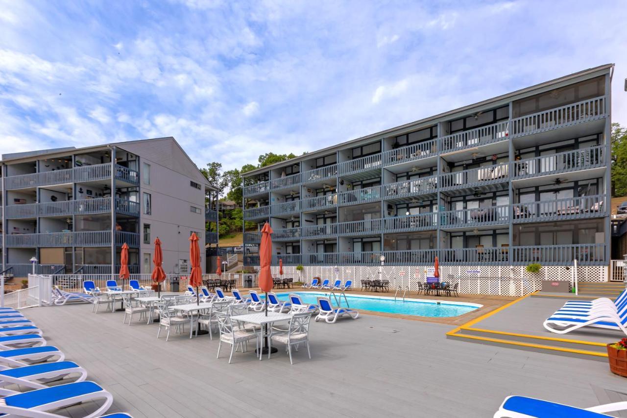 B Lakefront! Remodeled, Boat Slip, Patio Views, Pool, Boat Ramp, Wifi *