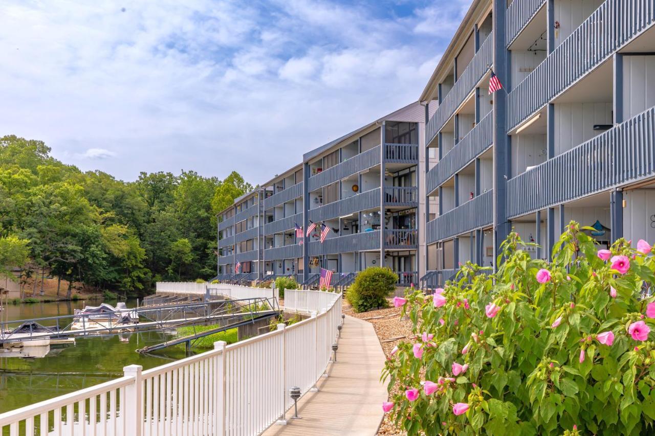 B Lakefront! Remodeled, Boat Slip, Patio Views, Pool, Boat Ramp, Wifi * Osage Beach