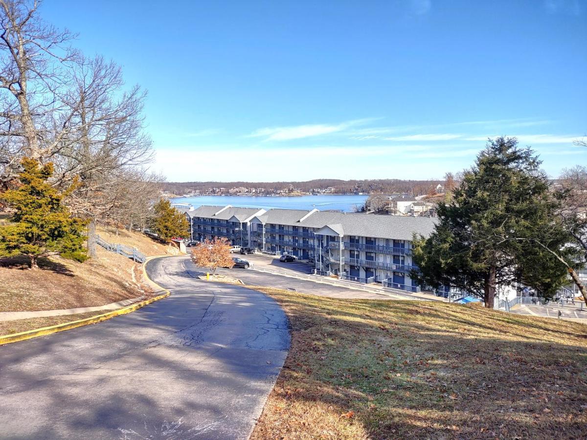 B Lakefront! Remodeled, Boat Slip, Patio Views, Pool, Boat Ramp, Wifi Apartment Osage Beach