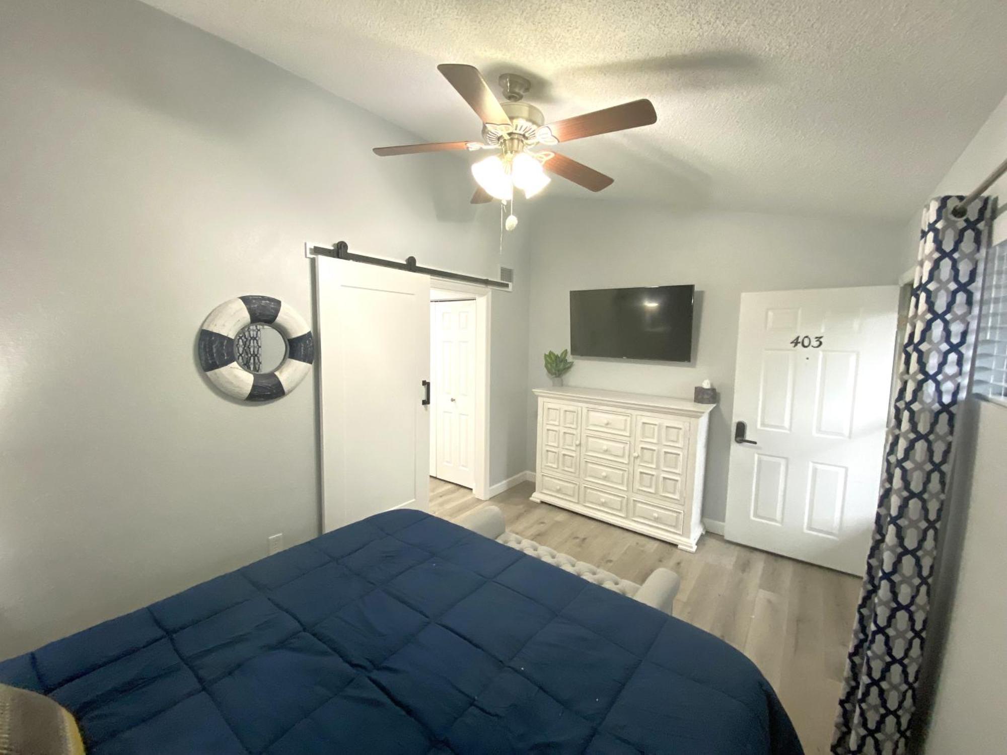 B Lakefront! Remodeled, Boat Slip, Patio Views, Pool, Boat Ramp, Wifi
