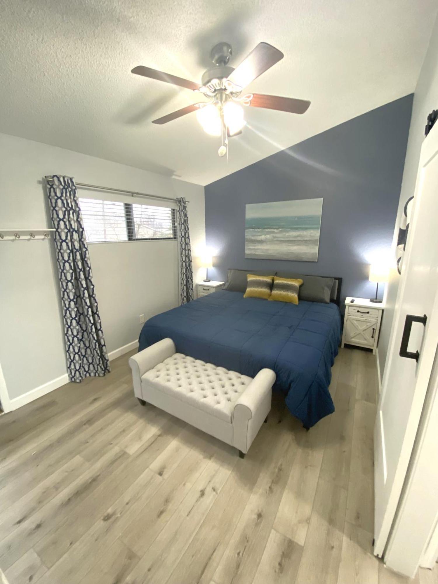 B Lakefront! Remodeled, Boat Slip, Patio Views, Pool, Boat Ramp, Wifi *