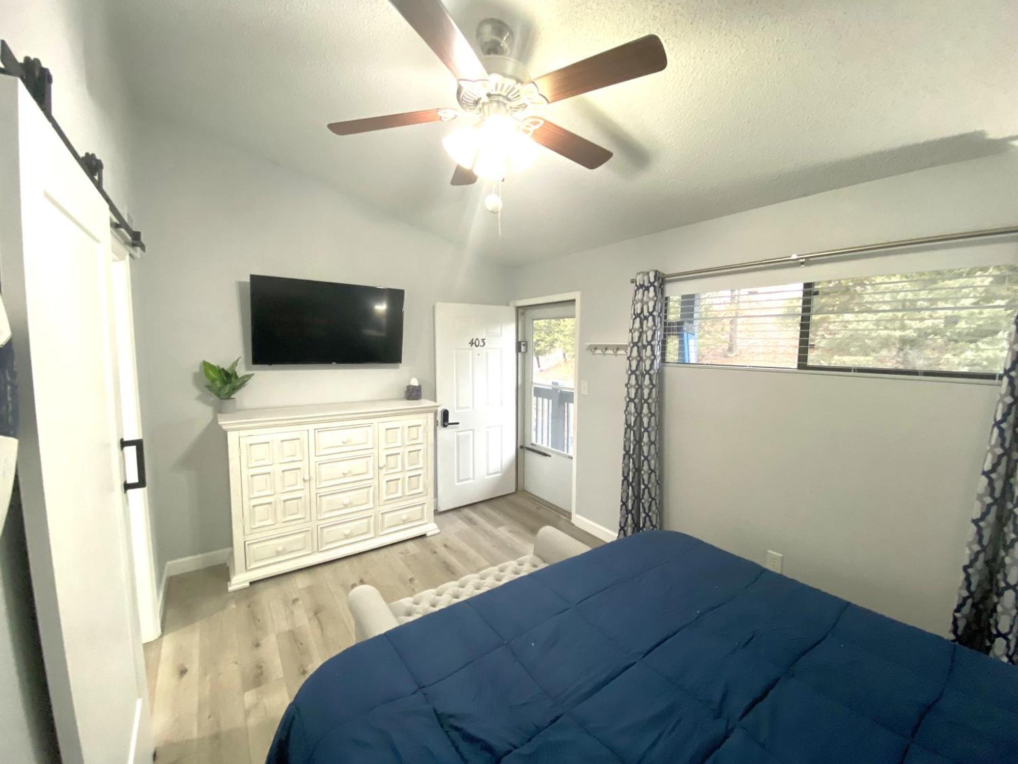 B Lakefront! Remodeled, Boat Slip, Patio Views, Pool, Boat Ramp, Wifi Osage Beach