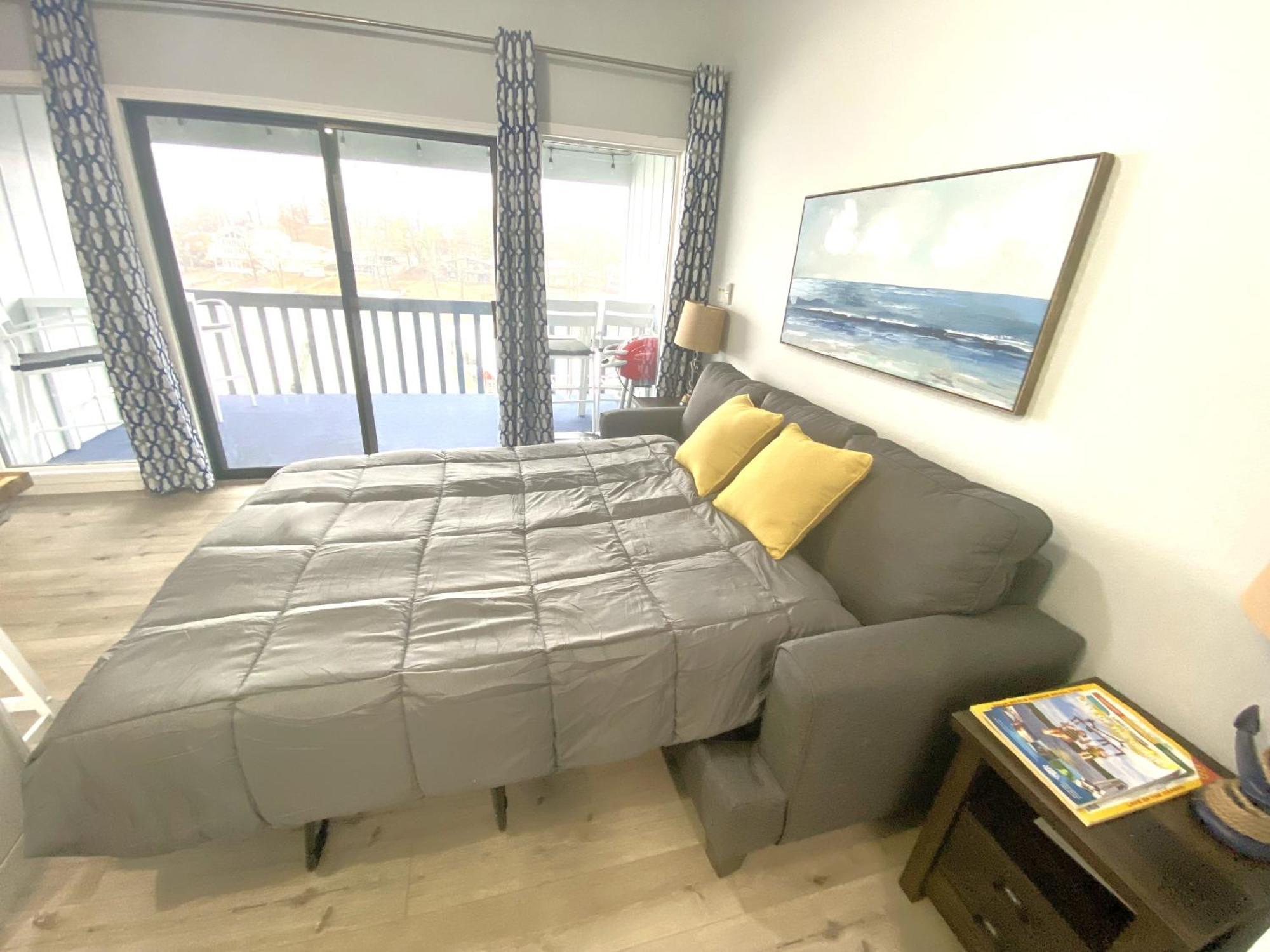 B Lakefront! Remodeled, Boat Slip, Patio Views, Pool, Boat Ramp, Wifi Apartment