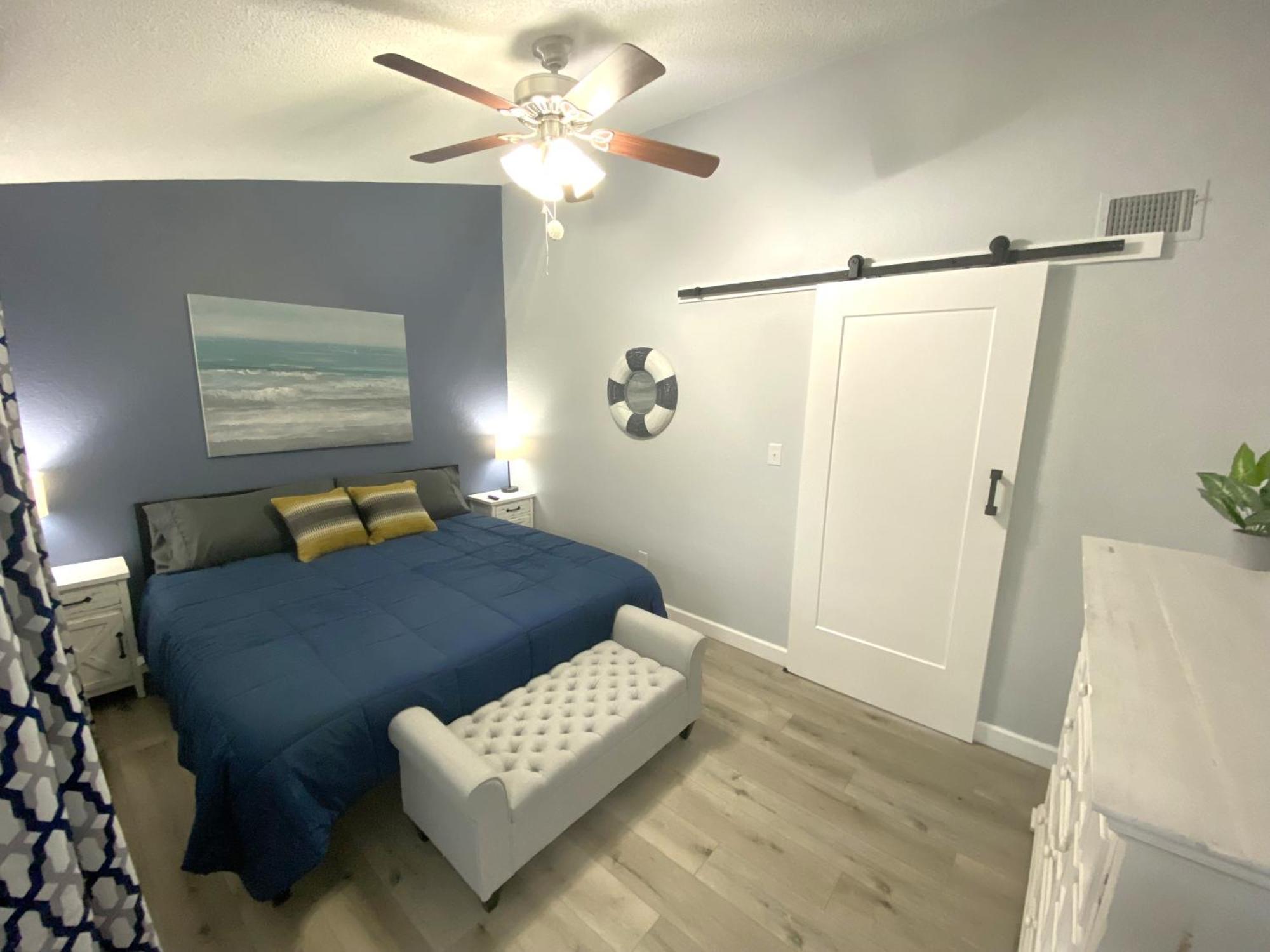 B Lakefront! Remodeled, Boat Slip, Patio Views, Pool, Boat Ramp, Wifi Apartment *