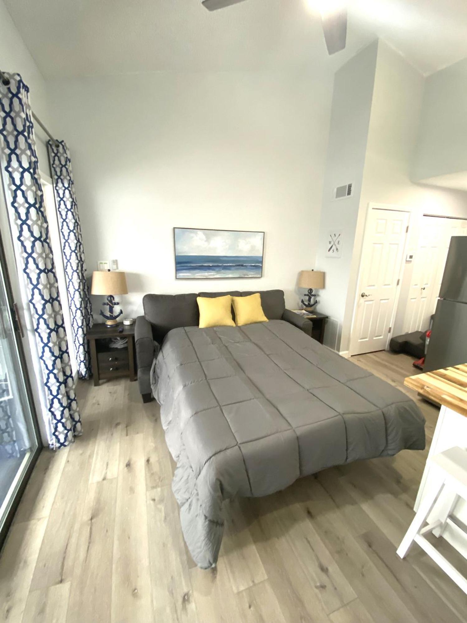 B Lakefront! Remodeled, Boat Slip, Patio Views, Pool, Boat Ramp, Wifi Apartment Osage Beach