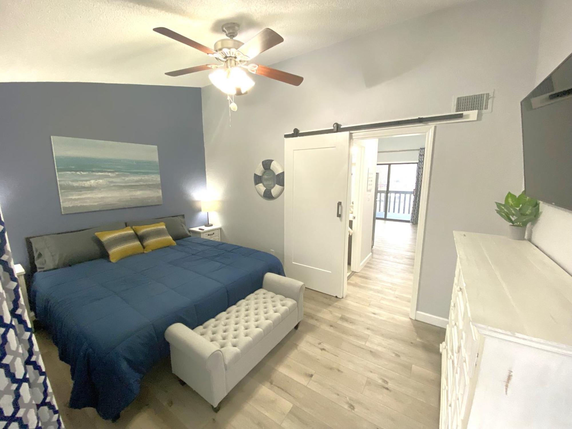 B Lakefront! Remodeled, Boat Slip, Patio Views, Pool, Boat Ramp, Wifi *