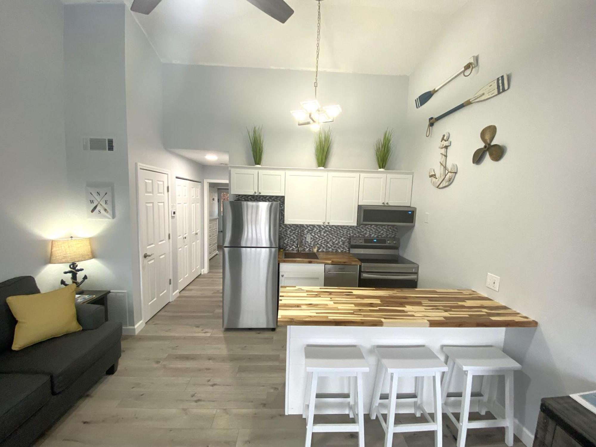 Apartment B Lakefront! Remodeled, Boat Slip, Patio Views, Pool, Boat Ramp, Wifi Osage Beach