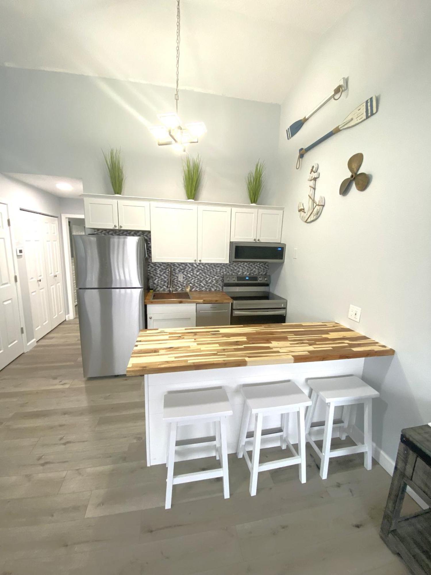 Apartment B Lakefront! Remodeled, Boat Slip, Patio Views, Pool, Boat Ramp, Wifi