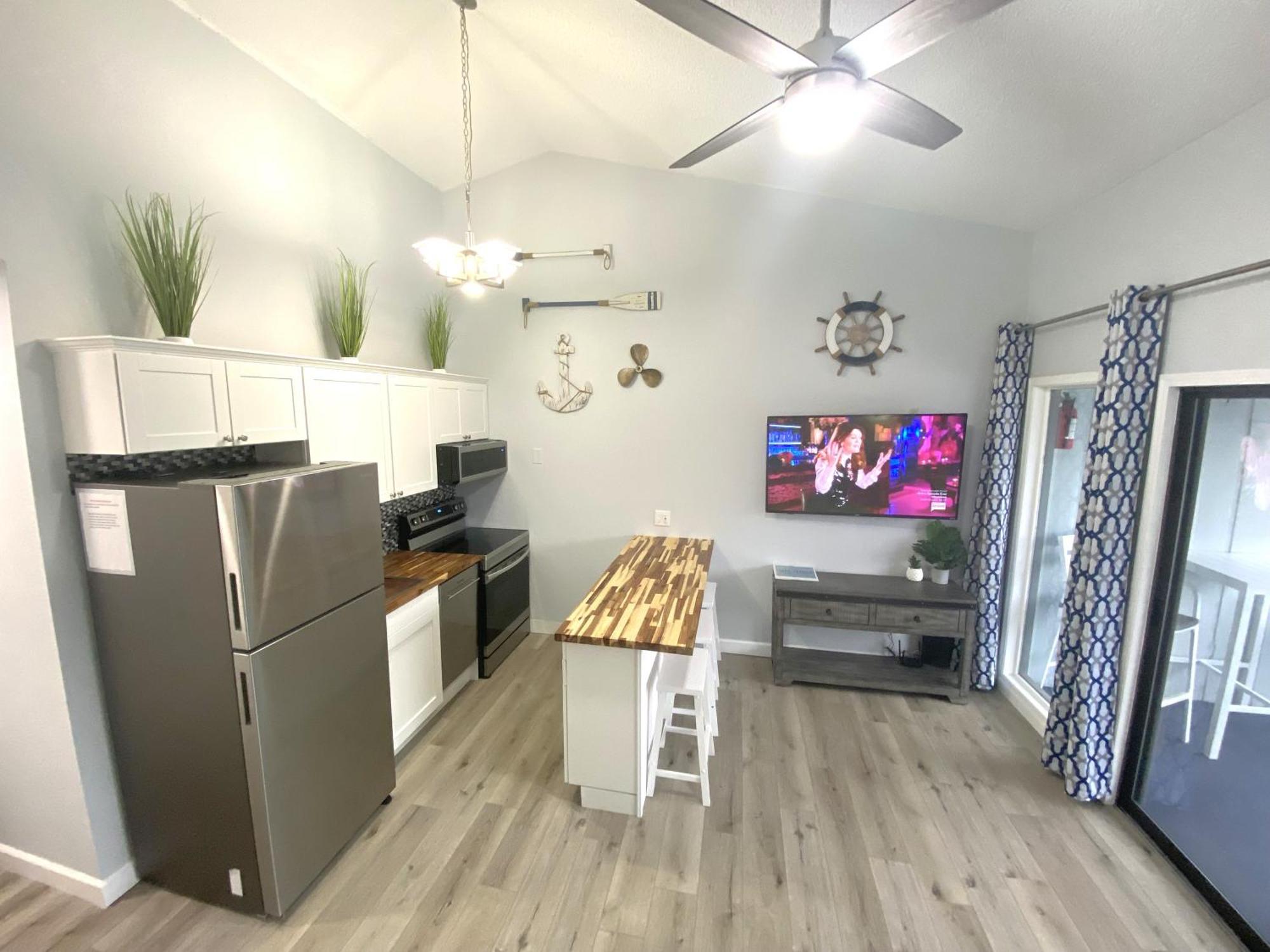 B Lakefront! Remodeled, Boat Slip, Patio Views, Pool, Boat Ramp, Wifi Apartment *