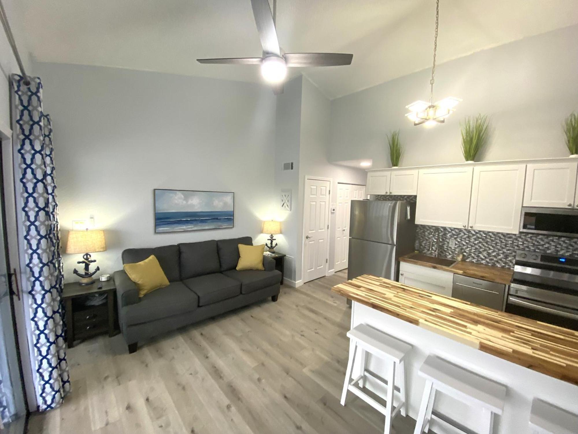 B Lakefront! Remodeled, Boat Slip, Patio Views, Pool, Boat Ramp, Wifi *