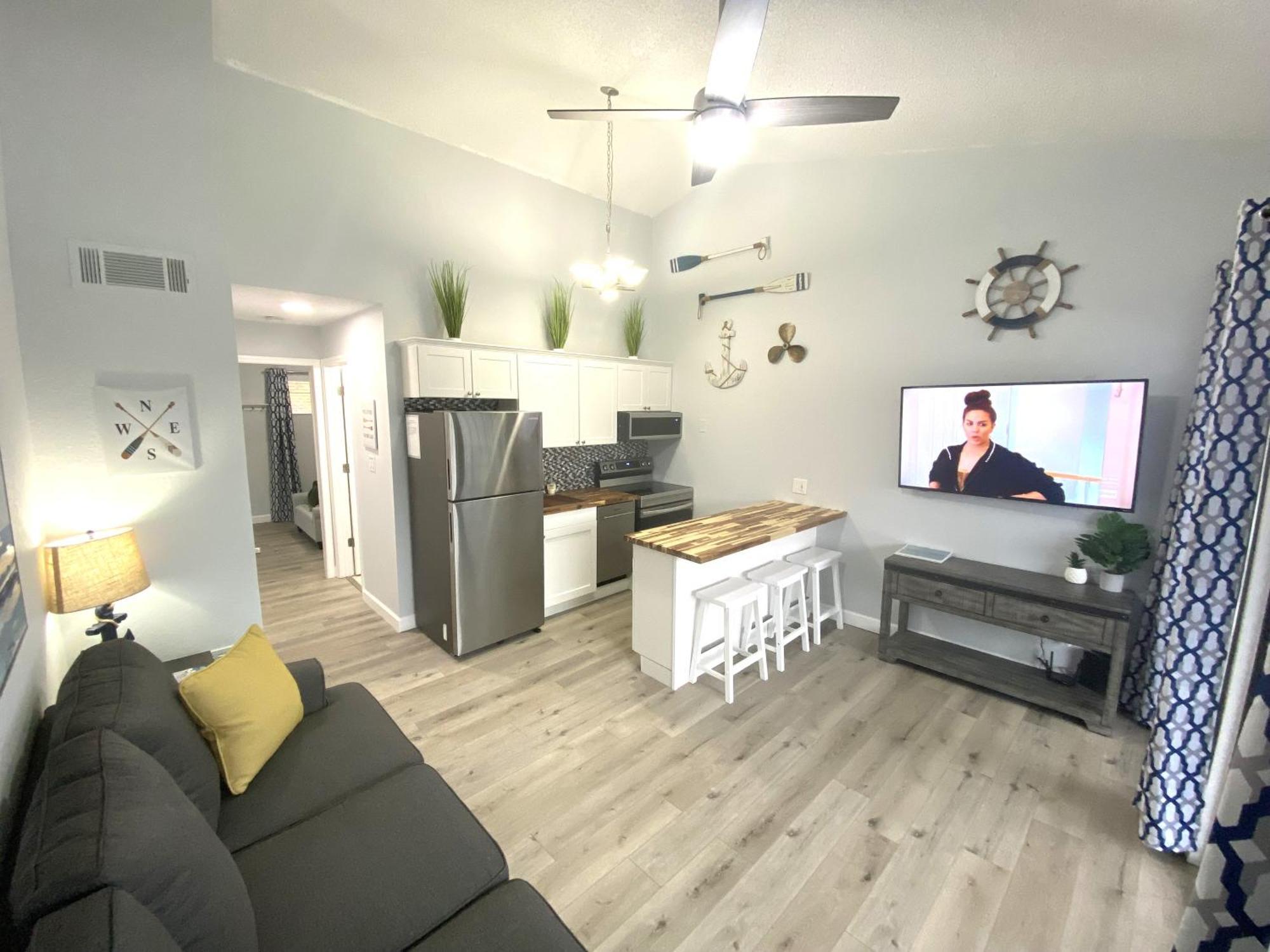 B Lakefront! Remodeled, Boat Slip, Patio Views, Pool, Boat Ramp, Wifi Apartment *