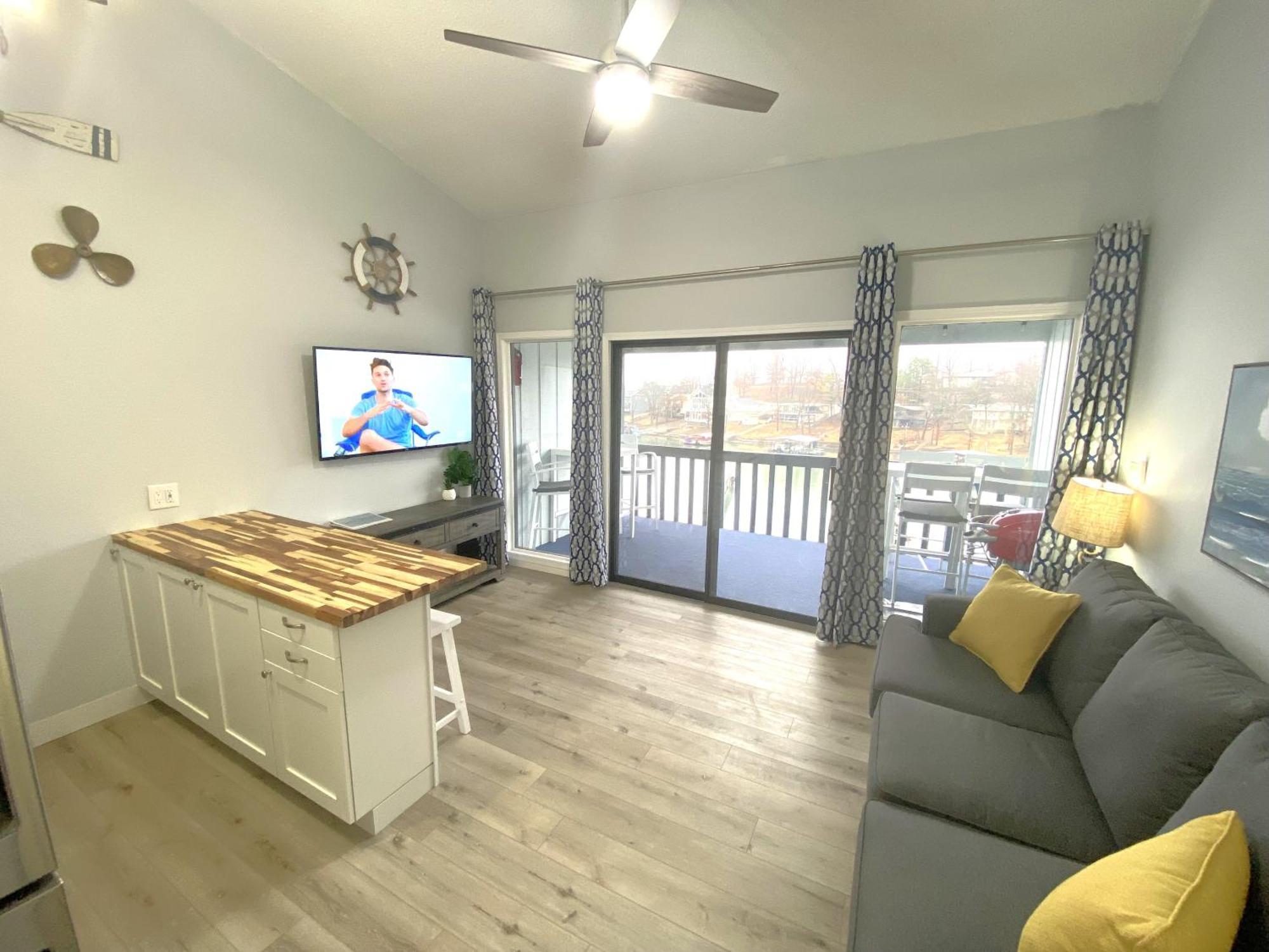 Apartment B Lakefront! Remodeled, Boat Slip, Patio Views, Pool, Boat Ramp, Wifi