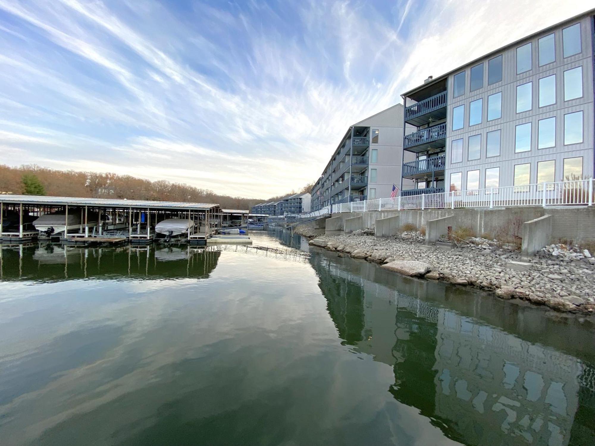 B Lakefront! Remodeled, Boat Slip, Patio Views, Pool, Boat Ramp, Wifi Apartment Osage Beach