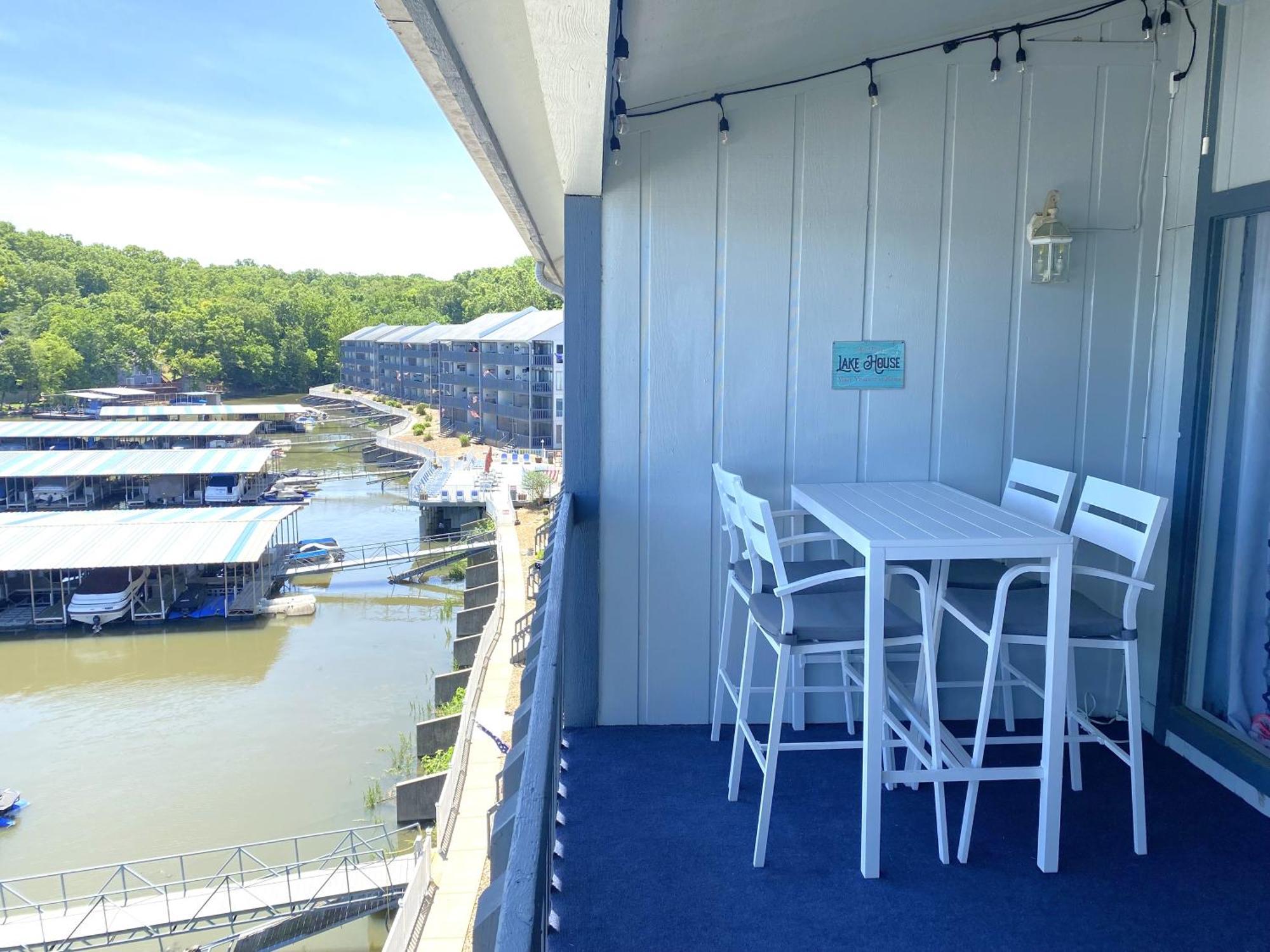 B Lakefront! Remodeled, Boat Slip, Patio Views, Pool, Boat Ramp, Wifi Apartment *