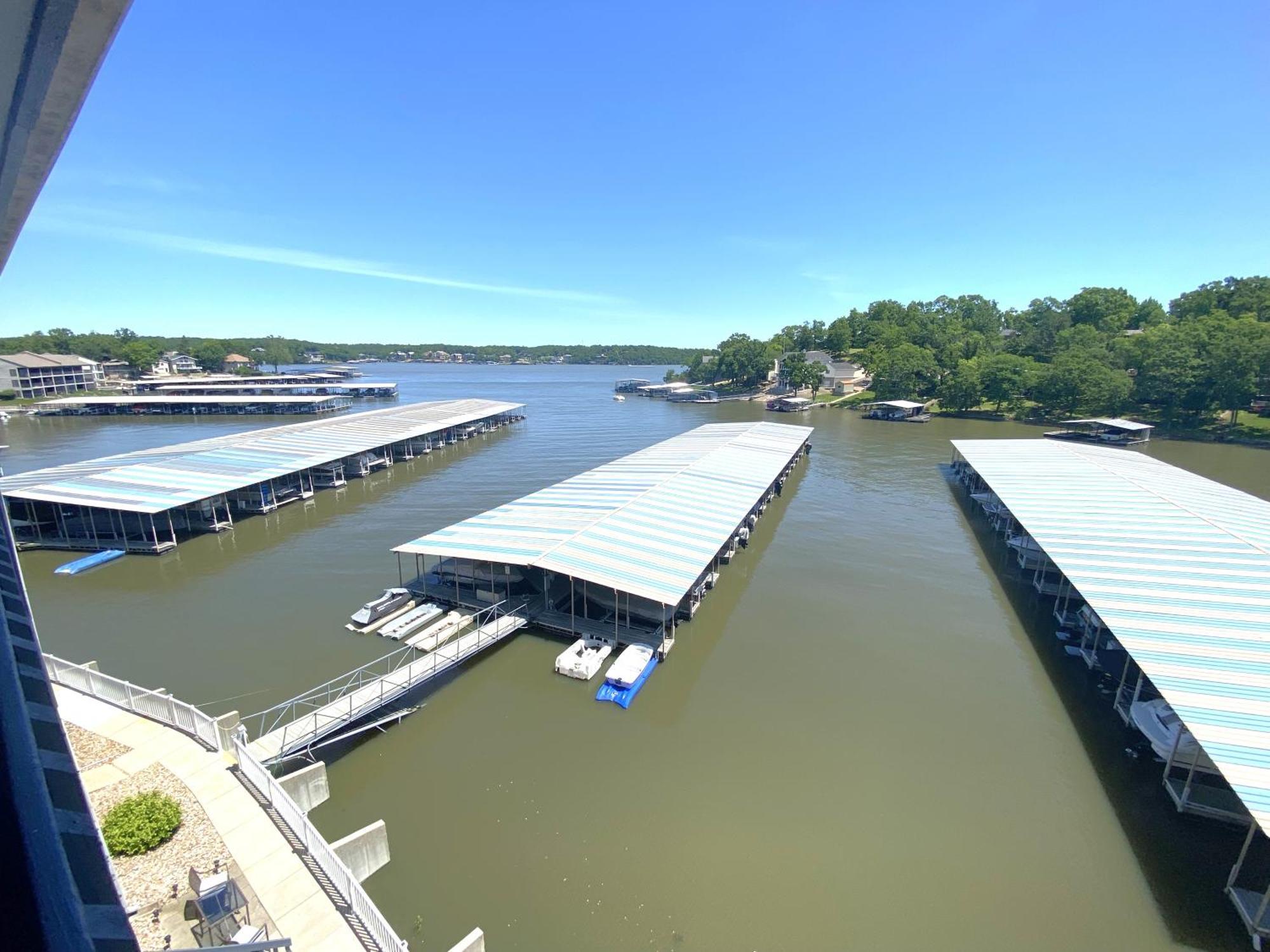 B Lakefront! Remodeled, Boat Slip, Patio Views, Pool, Boat Ramp, Wifi Apartment Osage Beach