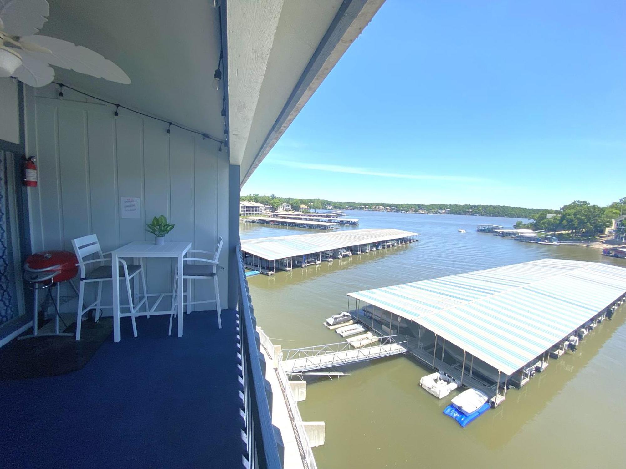 B Lakefront! Remodeled, Boat Slip, Patio Views, Pool, Boat Ramp, Wifi Apartment