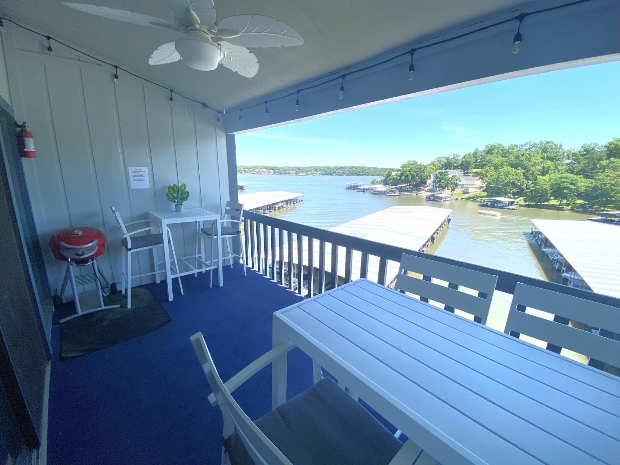 B Lakefront! Remodeled, Boat Slip, Patio Views, Pool, Boat Ramp, Wifi Apartment