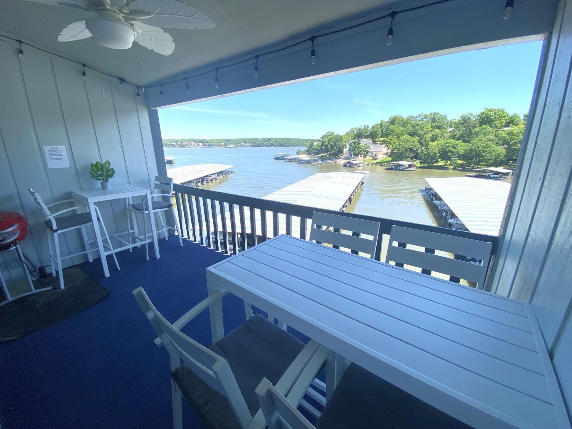 B Lakefront! Remodeled, Boat Slip, Patio Views, Pool, Boat Ramp, Wifi Osage Beach