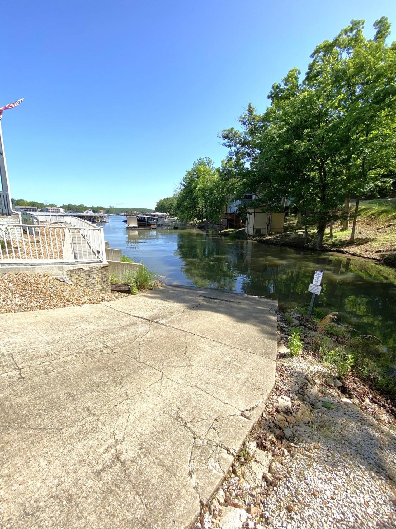 B Lakefront! Remodeled, Boat Slip, Patio Views, Pool, Boat Ramp, Wifi Apartment *
