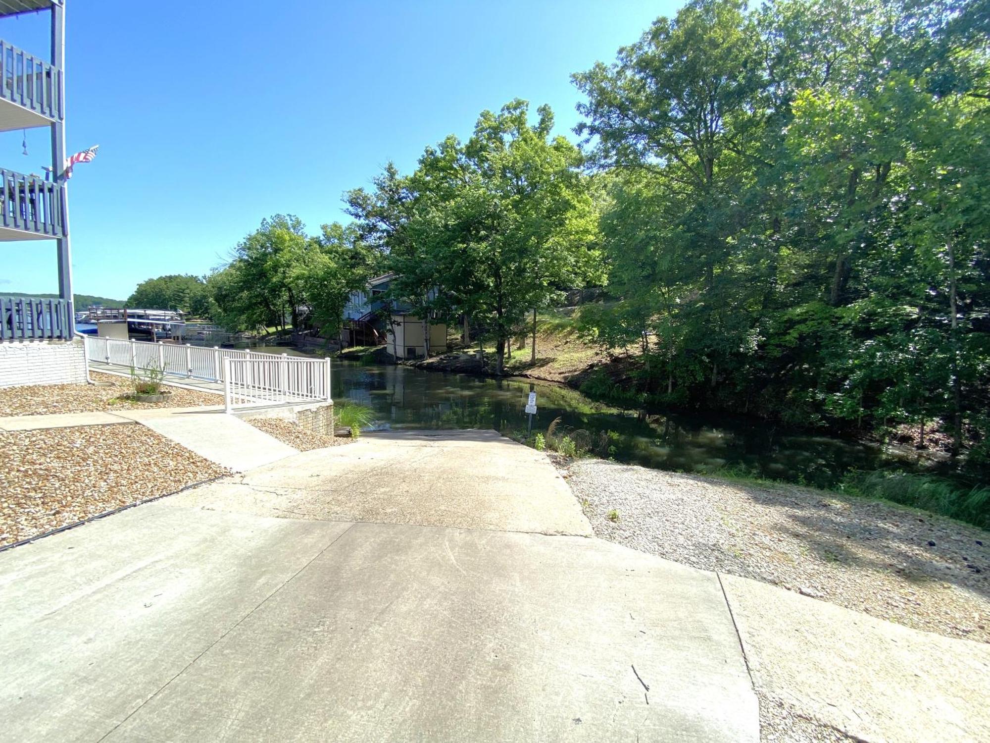 Apartment B Lakefront! Remodeled, Boat Slip, Patio Views, Pool, Boat Ramp, Wifi Osage Beach